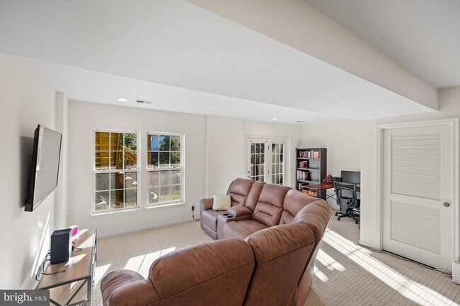 Building Photo - 12 Popes Creek Ln