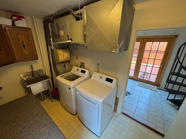 Building Photo - Beautiful 3 Bed 2.5 Bath Single Family Hom...