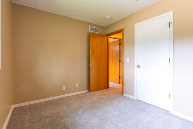 Building Photo - 6012 Fleetwood Dr