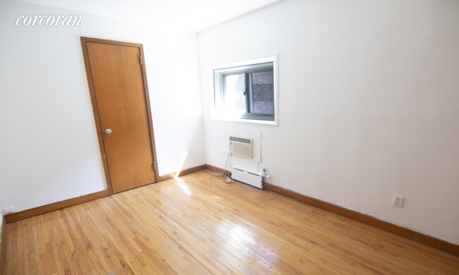 Building Photo - 305 W 90th St