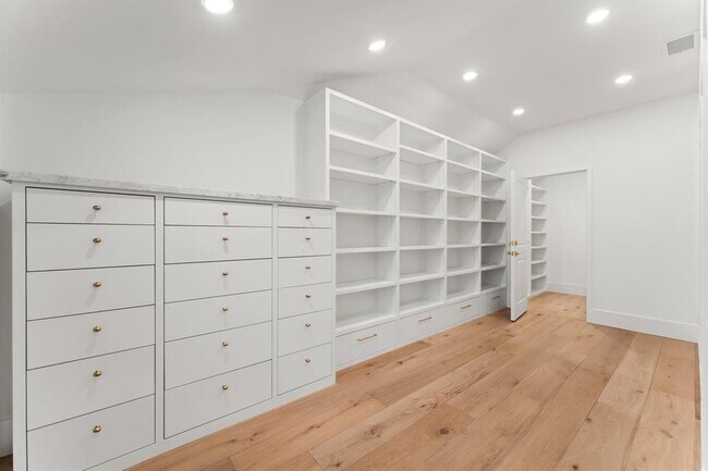 Building Photo - 2530 Stanmore Dr