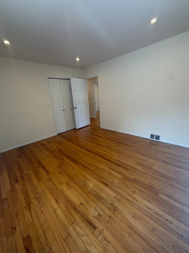 Building Photo - 268 Chesterton Ave