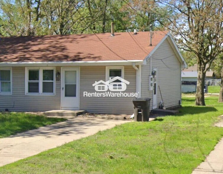 Building Photo - 912 E Railroad Ave