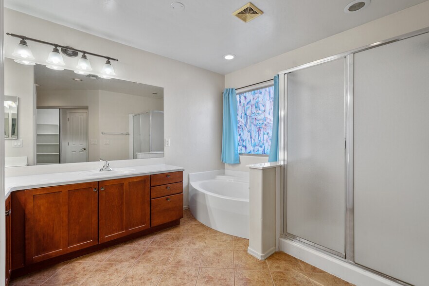 Primary Bathroom - 10825 S Fairway Point Ct