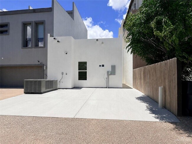Building Photo - 15 Quail Ave