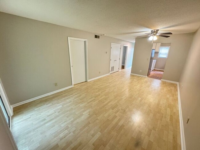 Building Photo - Adorable 2 Bedroom Condo Near UNC!