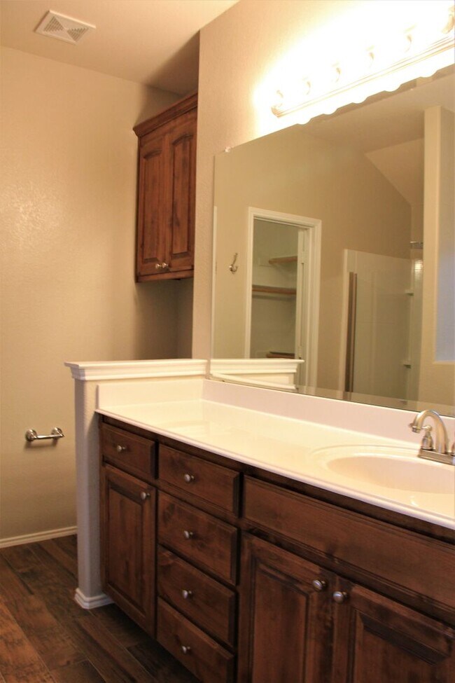 Building Photo - Beautiful Home in Twin Mills close to Bail...