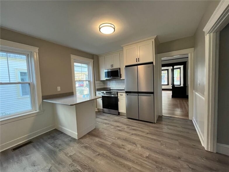 Building Photo - 65 Burton St