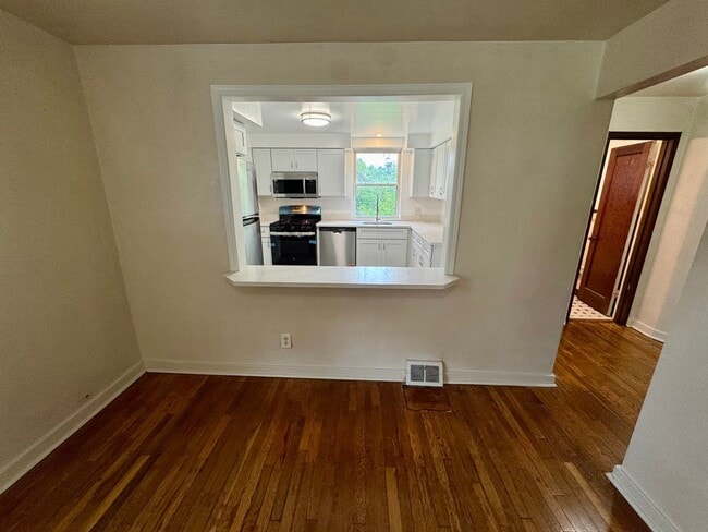 Building Photo - Charming 4 Bed 1.5 Bath house with BRAND NEW KITCHEN!!!