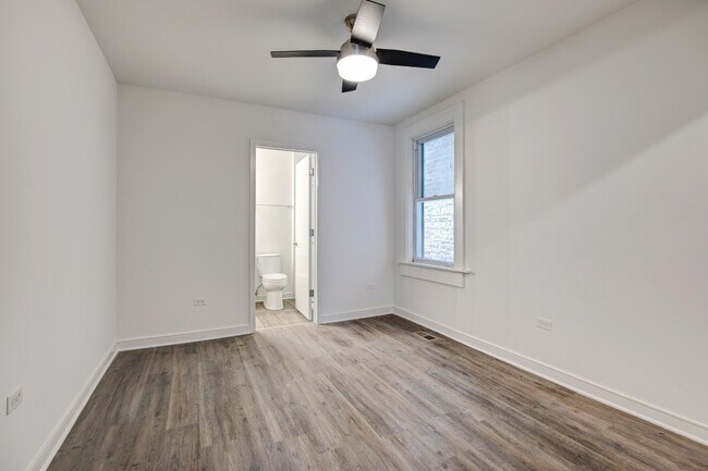 Building Photo - Gorgeous, Renovated 1/1bth Wicker Park, Avail 7/1