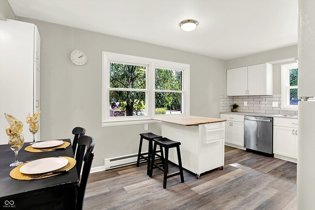 Building Photo - 303 E 4th St