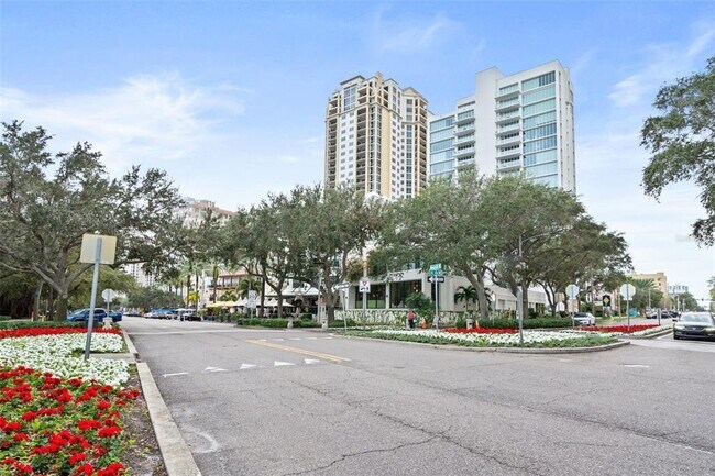 Building Photo - 176 4th Ave NE