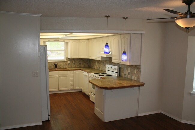 Building Photo - Massive 3 bedroom duplex with living room ...