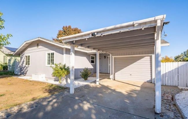 Building Photo - Up-Dated 3 Bedroom 1.5 Baths Centrally Loc...