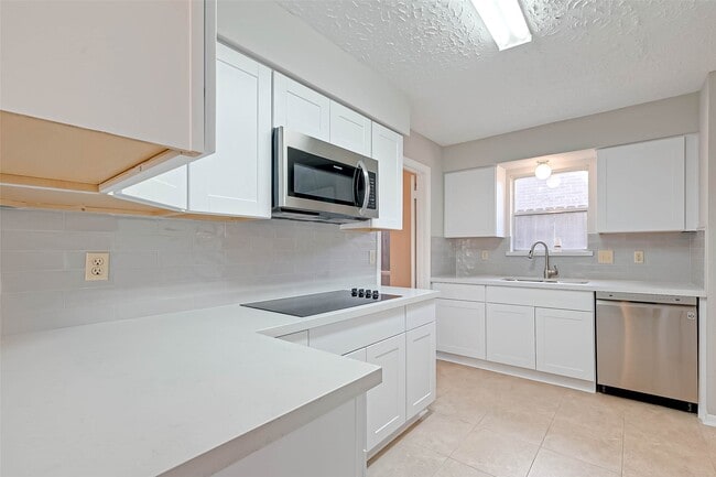 Building Photo - 22610 Deville Dr