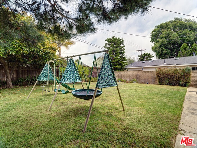 Building Photo - 8716 Bleriot Ave
