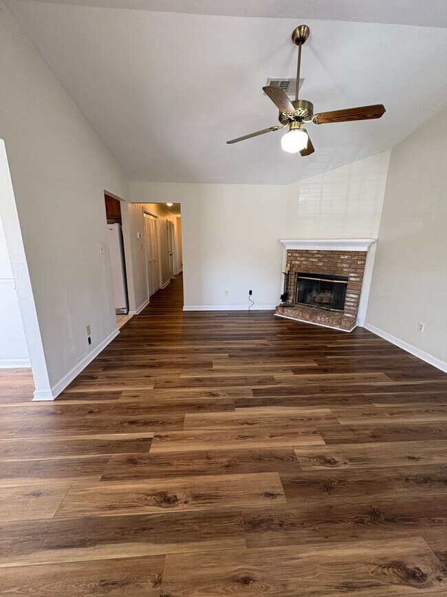 Building Photo - Family Friendly 2 Bedroom Duplex Available In Tallahassee NOW