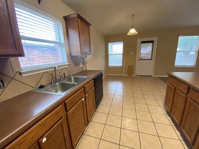 Building Photo - 258 Western Dr