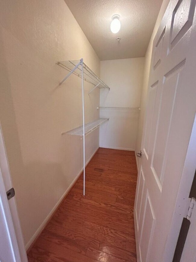 Building Photo - Beautiful Condo in the heart of Downtown O...