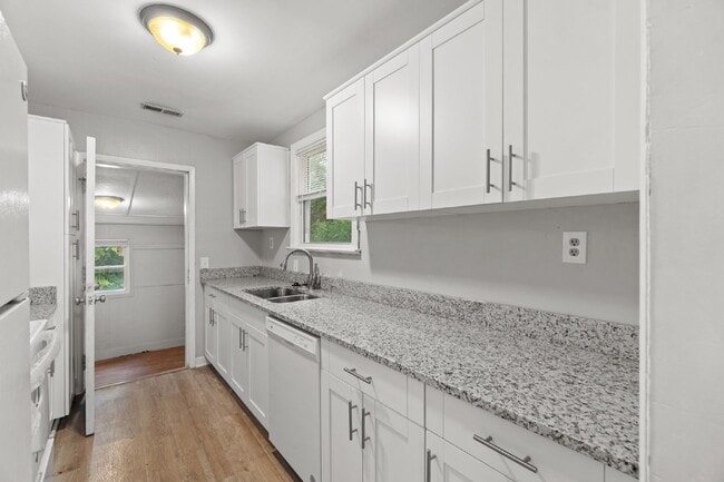 Building Photo - ADORABLE 3 BEDROOM 1 BATH RANCH HOUSE