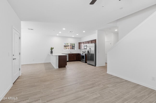 Building Photo - 2842 E Tracy Ln