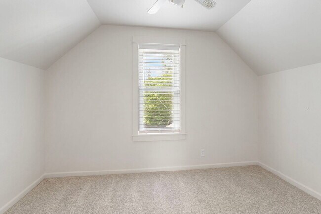 Building Photo - 1190 Lakeview