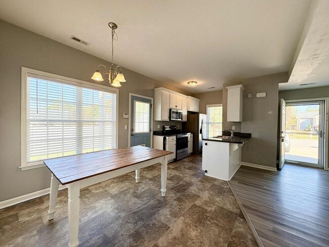 Building Photo - Move-In Ready 2 Bedroom, One Story Home – ...