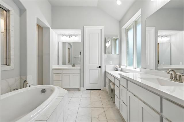 Building Photo - 710 Agave Dr