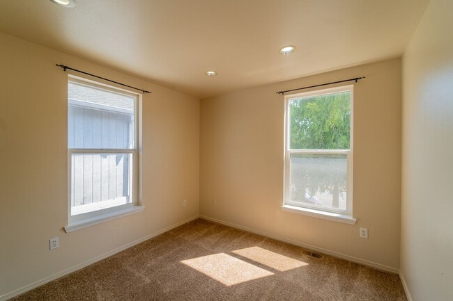 Building Photo - Spacious 3 Bedroom / 2.5 Bathroom Single Family Home Available in Tacoma!