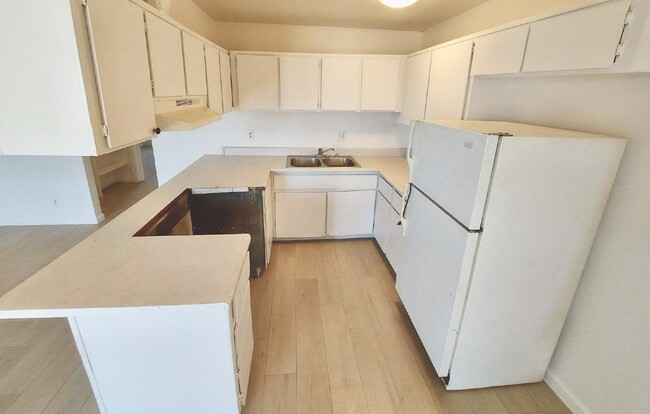 Building Photo - Freshly Updated 2 bed, 1 bath Upstairs Con...