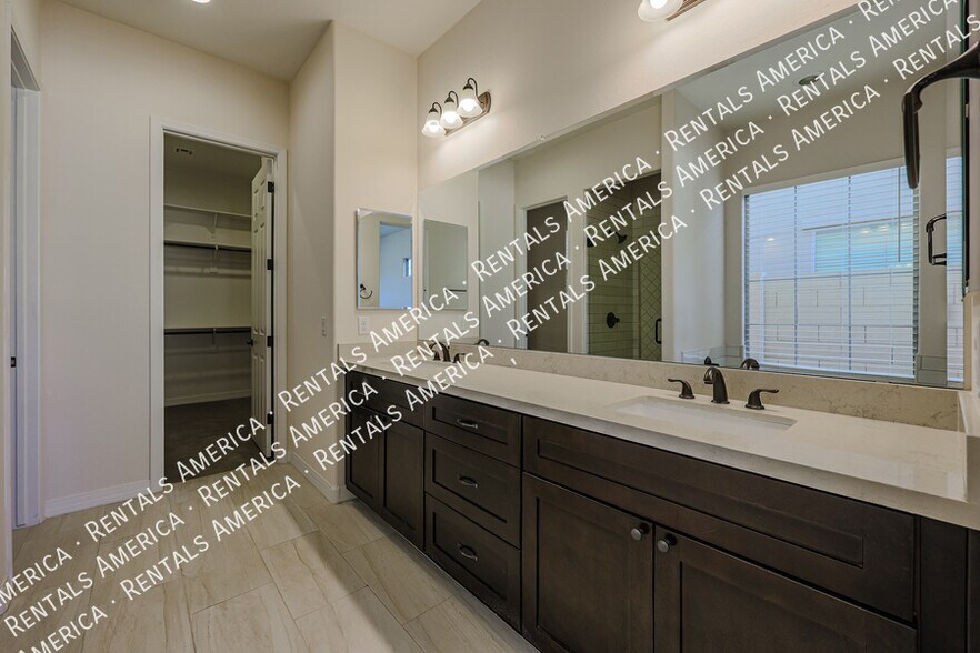 Building Photo - 2322 W Sierra Vista Dr