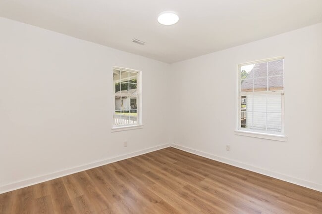 Building Photo - Three Bedroom Home!