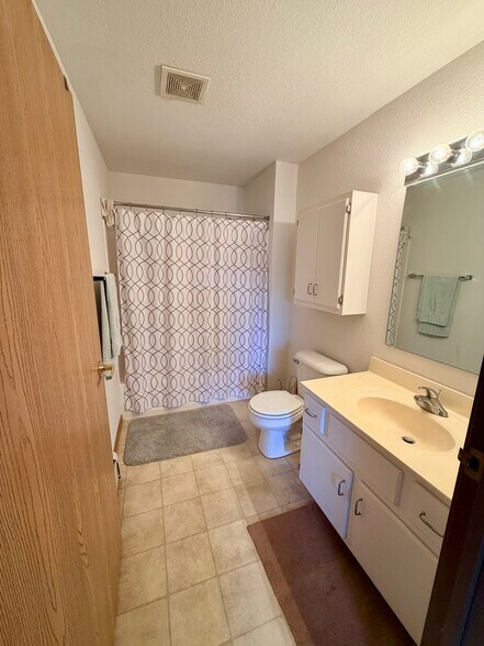 Building Photo - 413 Rowley St