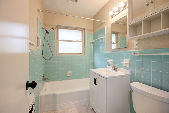 Building Photo - 806 Denison Dr