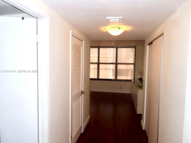 Building Photo - 2500 Parkview Dr