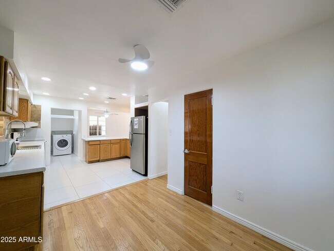 Building Photo - 2443 E Earll Dr
