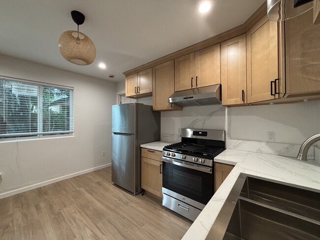 Kitchen/Appliances - 860 N Mar Vista Ave
