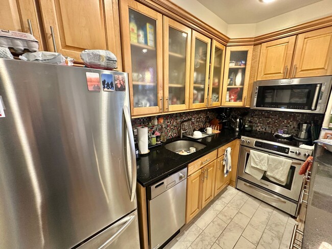 Building Photo - Dupont's Tree Lined Church Street 2 bedroom/1Bath Condo with Deck and Parking!