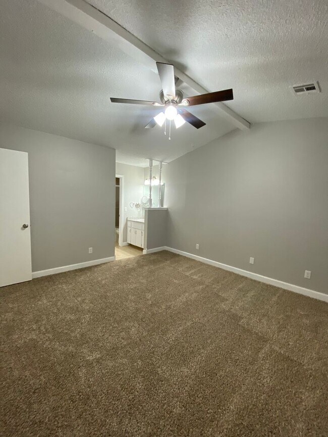 Building Photo - 3 bedroom house with 2 baths in Broken Arrow!!