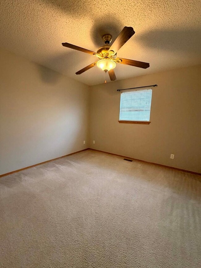 Building Photo - Beautiful 3 bedroom / 2 bathroom home withe fenced in yard in Webb City MO!!!!