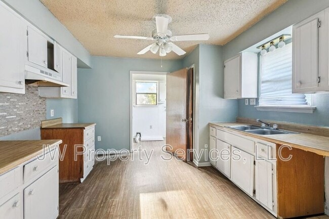 Building Photo - 206 Sunset Dr