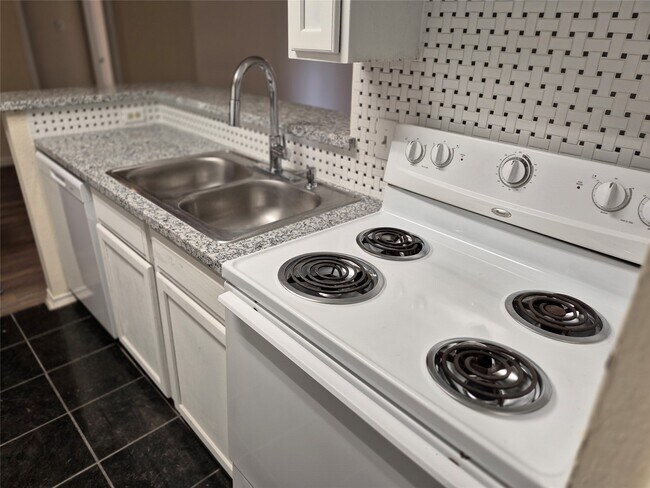 Building Photo - 10847 Braes Bend Dr