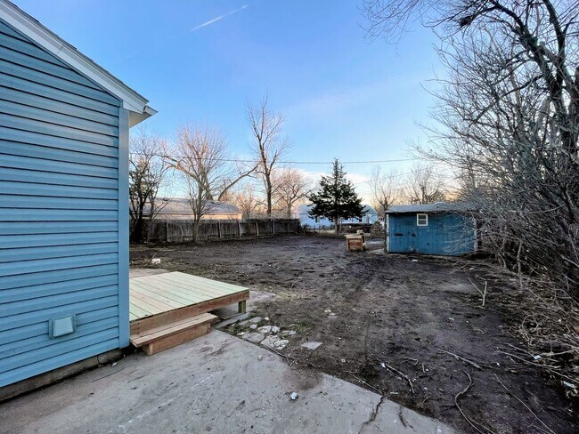 Building Photo - 1019 College Ln