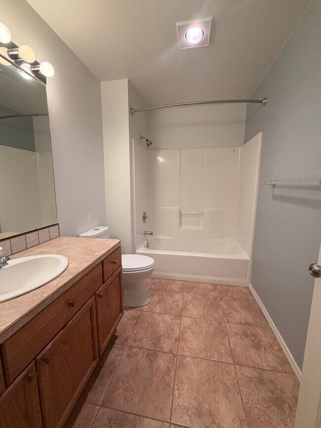 Building Photo - Now renting 2 bedroom 2 bathroom Condo