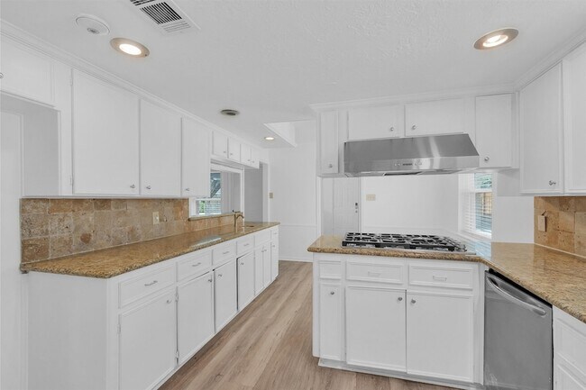 Building Photo - 1122 Rhine Ln