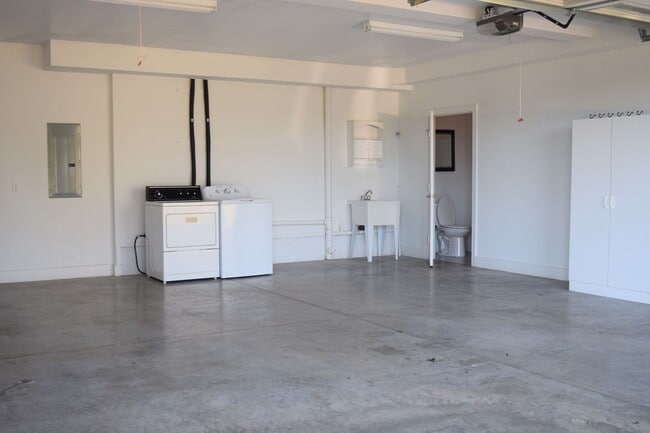 Building Photo - Lake Front 1 Bedroom Apartment - Large Garage & Boat Parking