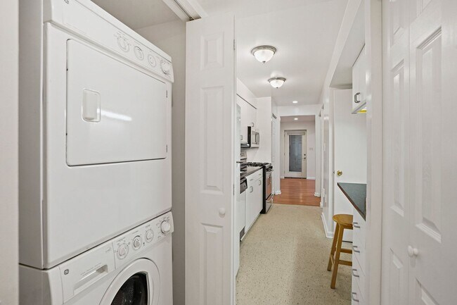 Building Photo - Wonderful Woodley 1 Bedroom with Parking