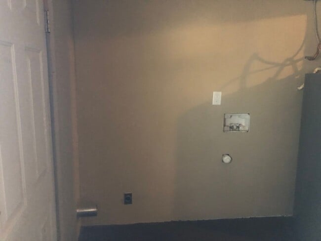 Building Photo - LARGE 2 BEDROOM HOME