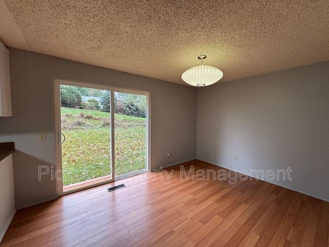 Building Photo - 3100 Armstrong Ln NE