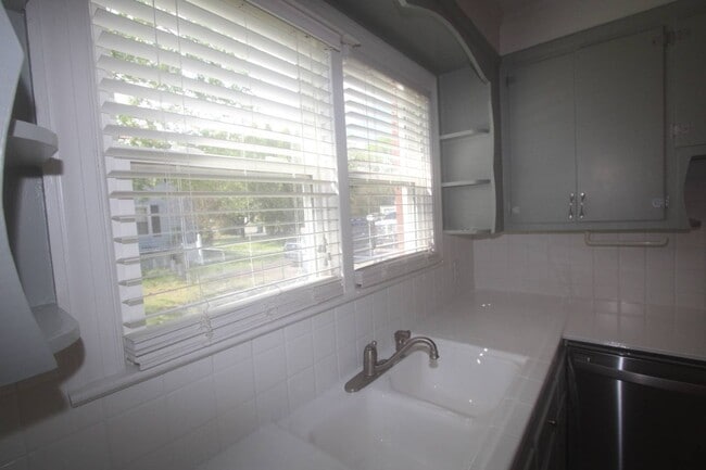Building Photo - For Lease - 3 Bed, 1.5 Bath, 1600sqft, Sin...